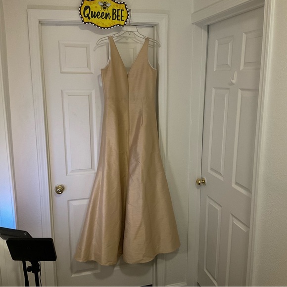 Elegant Cream Sleeveless Dress - Picture 2 of 12